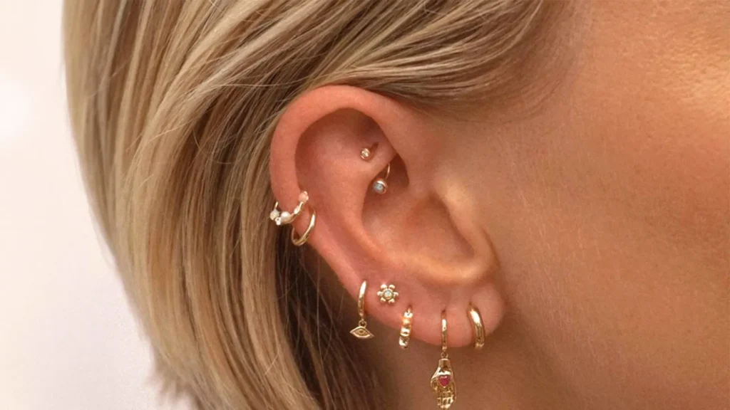 Wie weh tut ein Rook-Piercing wirklich? Ehrlicher Schmerzvergleich mit Helix & Daith, Heilungsdauer, Risiken & Bedeutung – jetzt lesen.