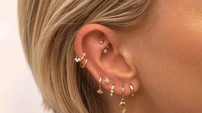 Wie weh tut ein Rook-Piercing wirklich? Ehrlicher Schmerzvergleich mit Helix & Daith, Heilungsdauer, Risiken & Bedeutung – jetzt lesen.