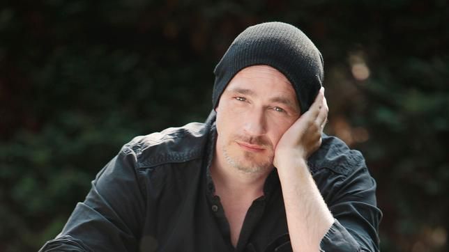 Torsten Sträter mit schwarzer Mütze – deutscher Comedian und Autor