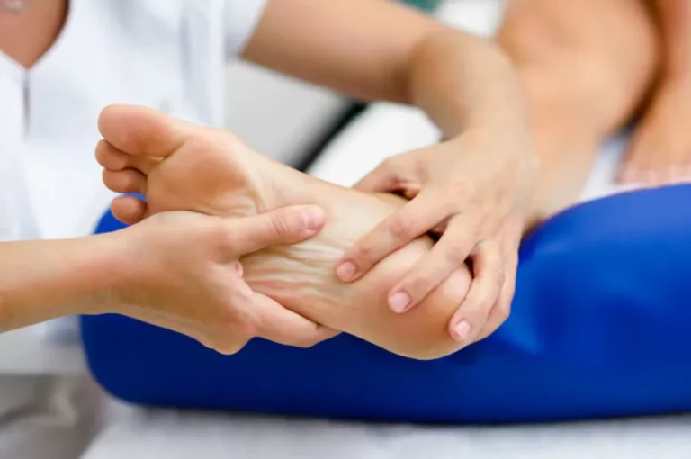 Orthopäde für Füße: Lösungen bei Fersenschmerzen & Hallux valgus